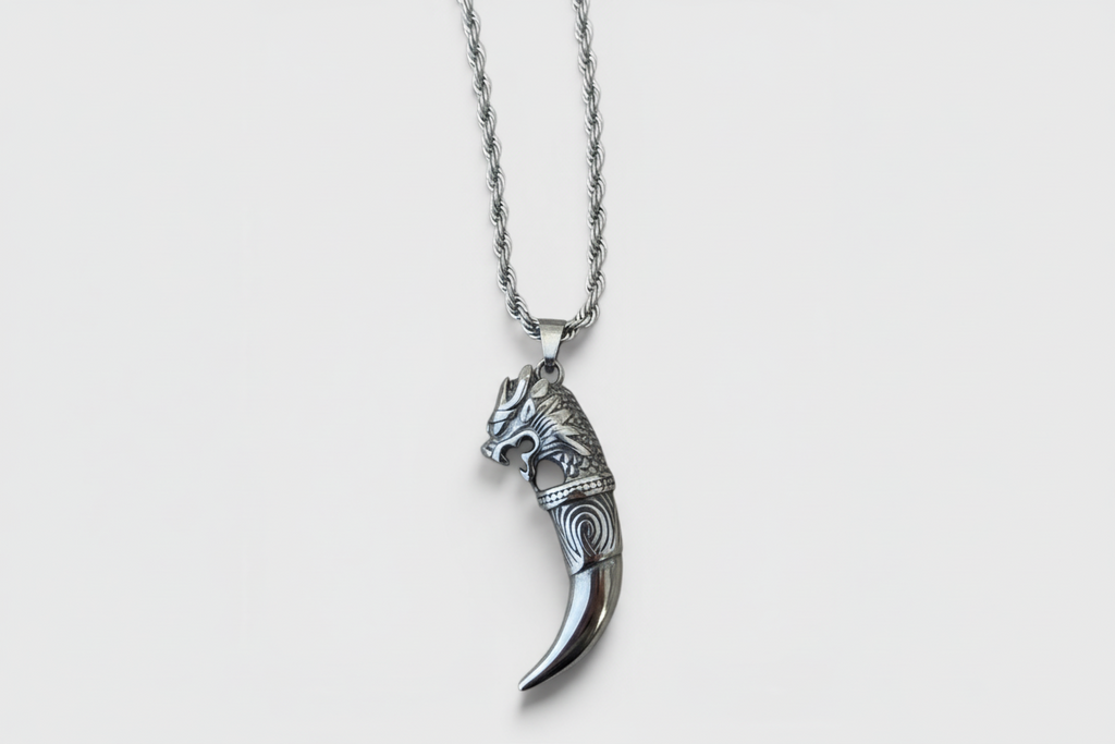 Collar Vikingo de Acero con Cabeza de Lobo y Colmillo