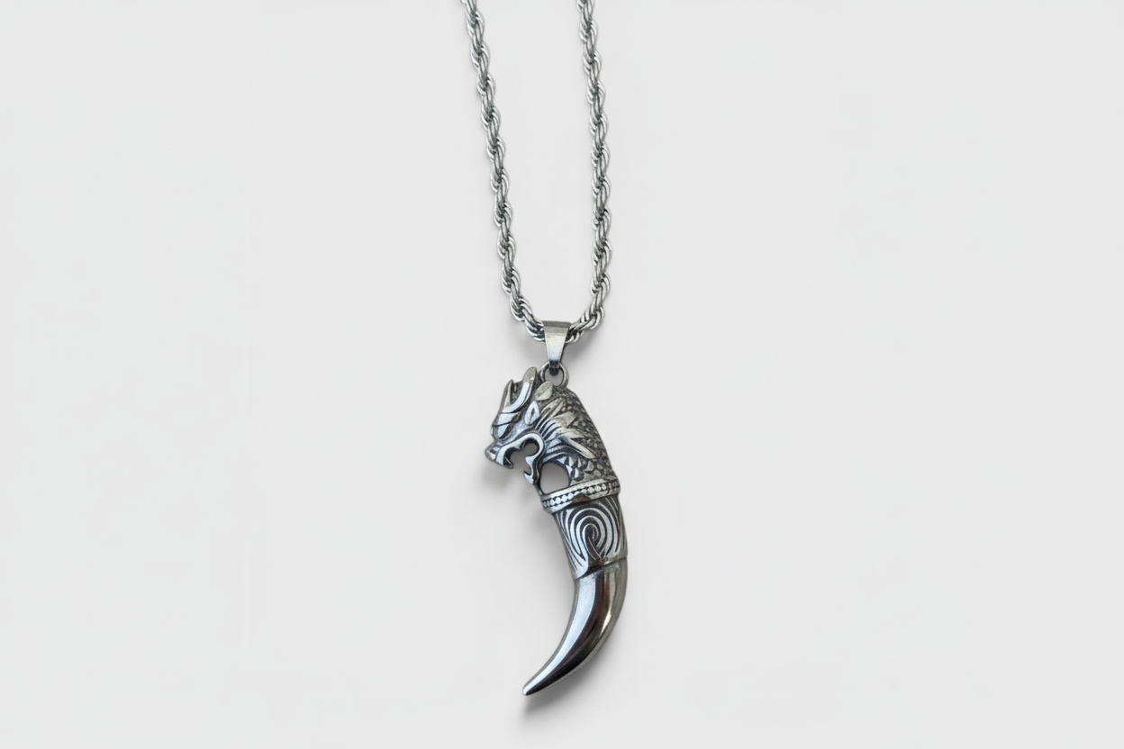 Collar Vikingo de Acero con Cabeza de Lobo y Colmillo