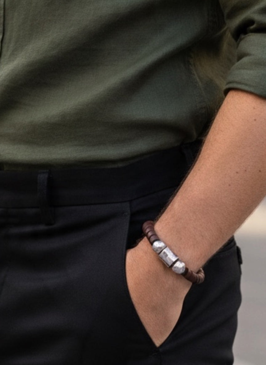 Pulsera de Piel Marrón y Acero Inoxidable: Elegancia Moderna y Estilo Atemporal