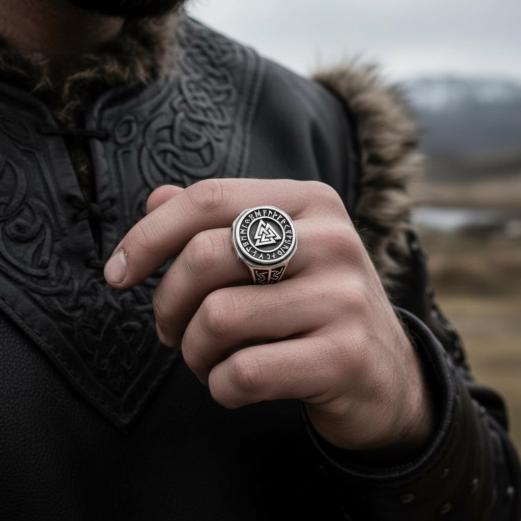 Anillo Vikingo de Acero con Valknut y Runas Nórdicas