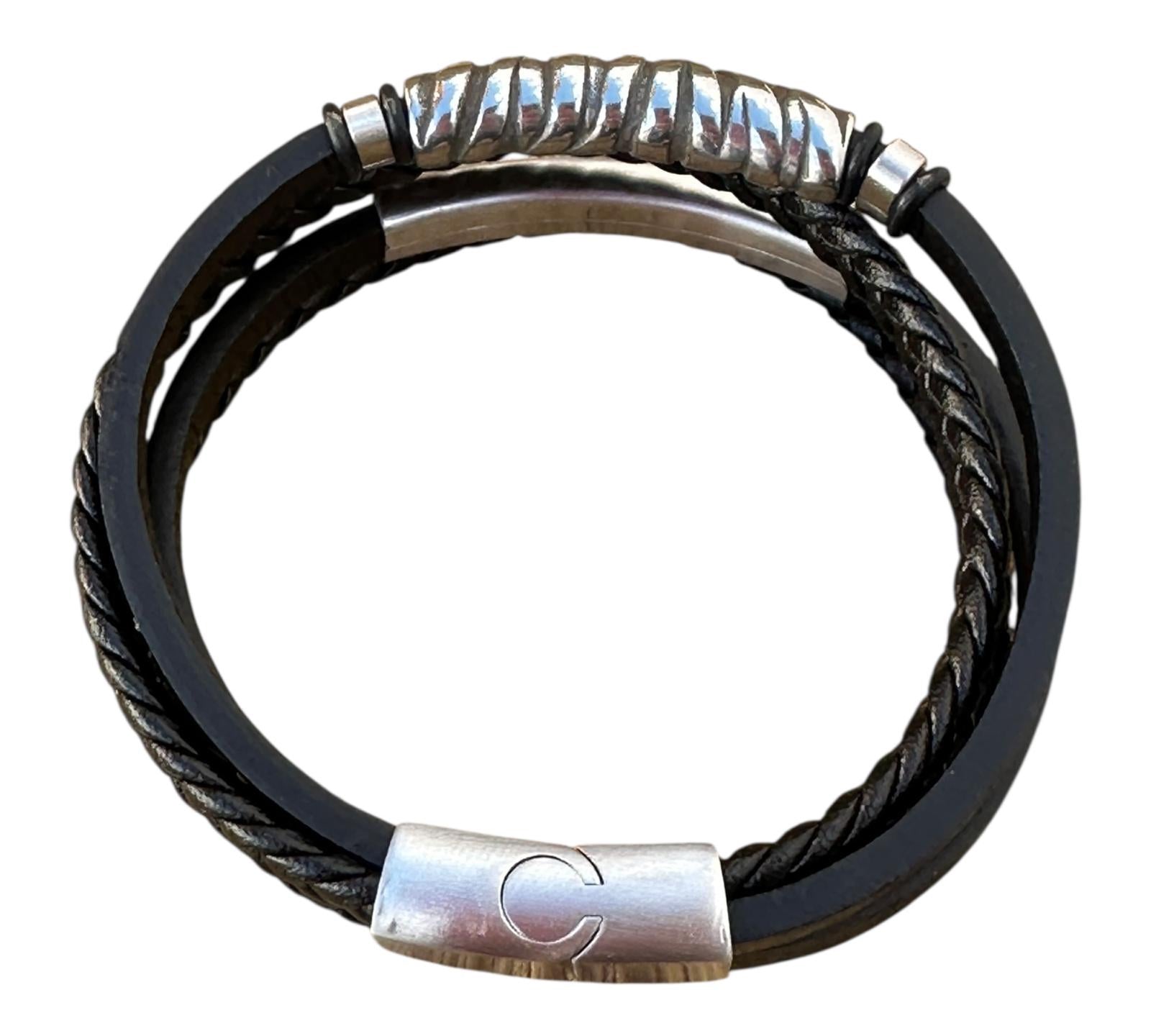 Pulsera de Piel y Acero – Diseño Moderno