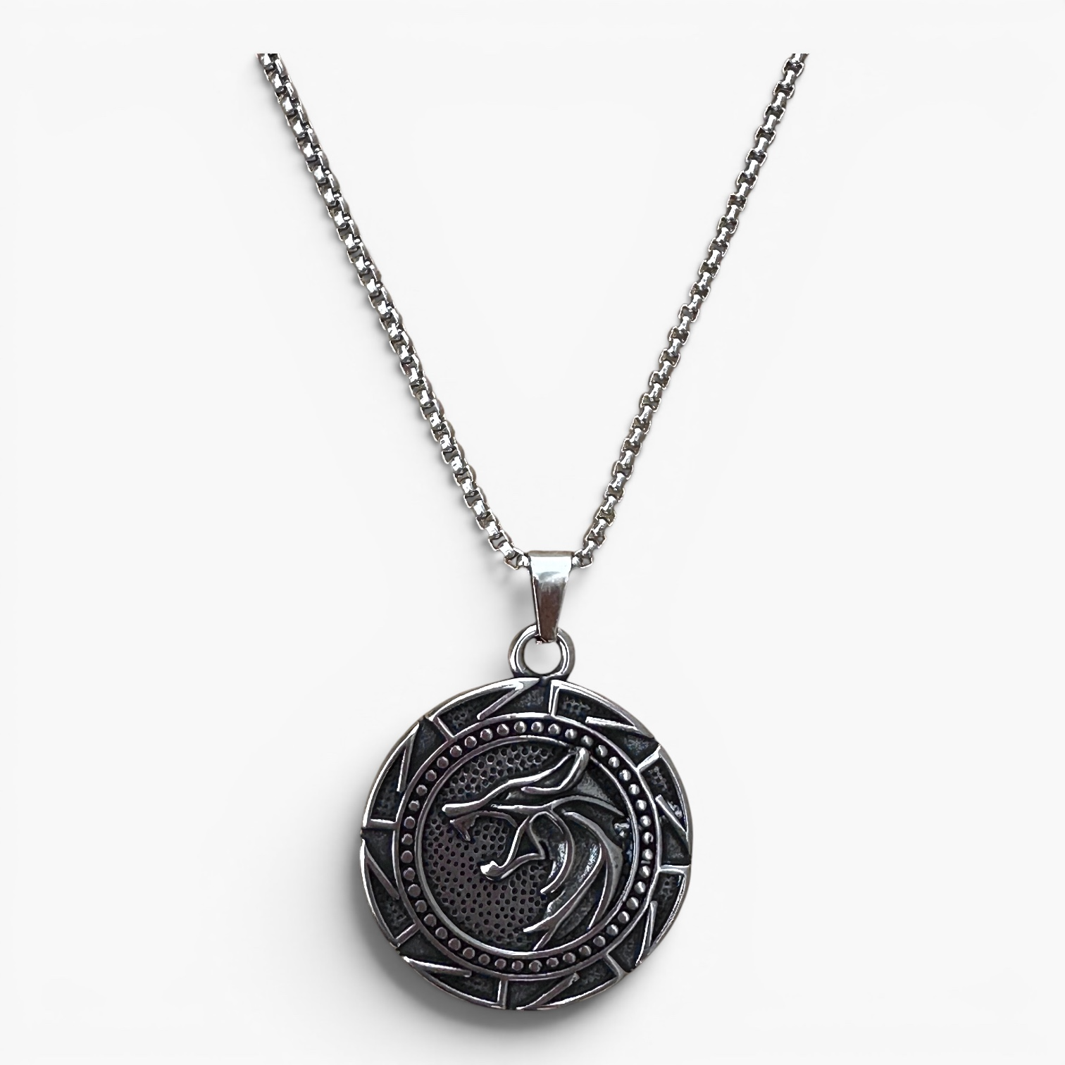 Collar Vikingo de Acero – Símbolo del Lobo Nórdico