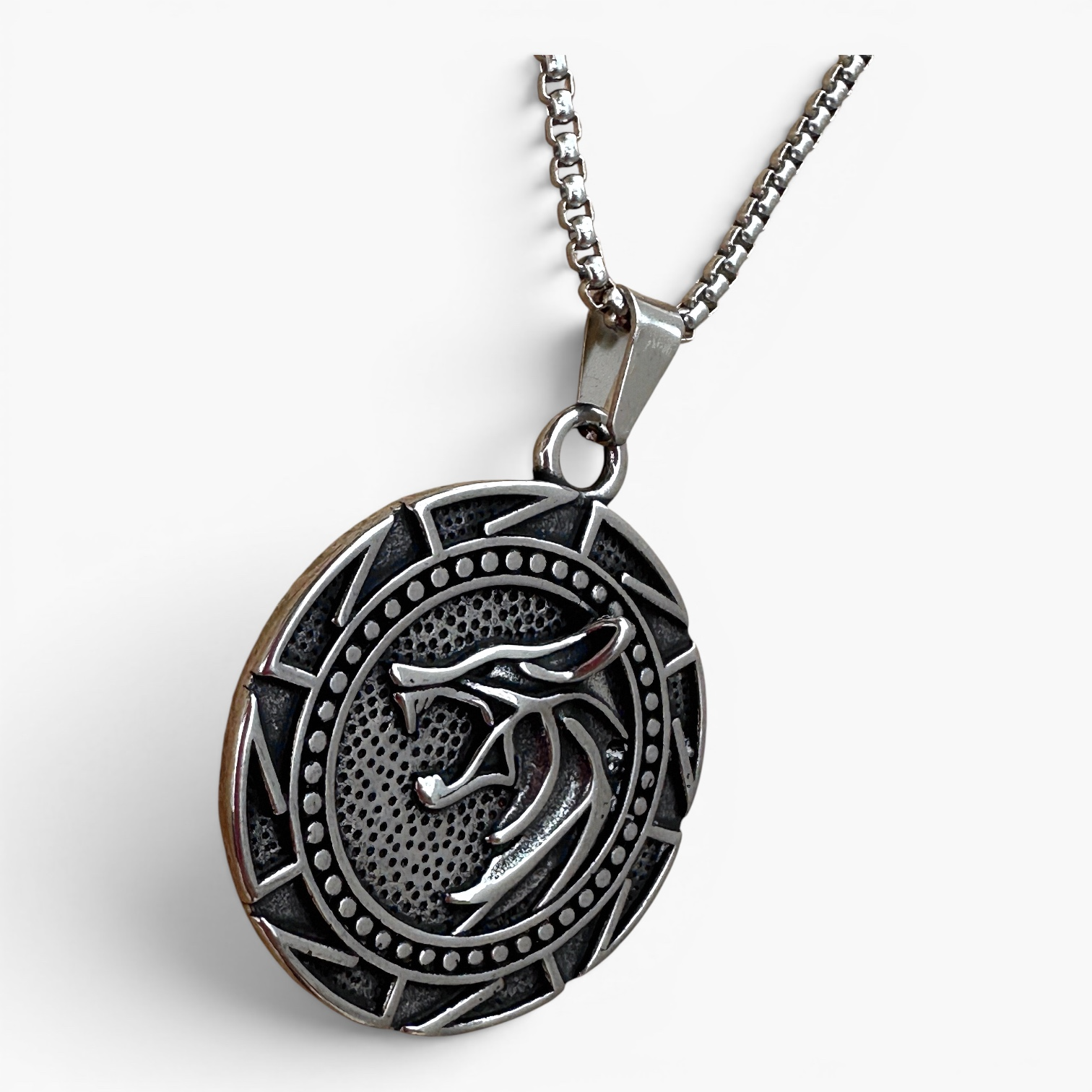 Collar Vikingo de Acero – Símbolo del Lobo Nórdico