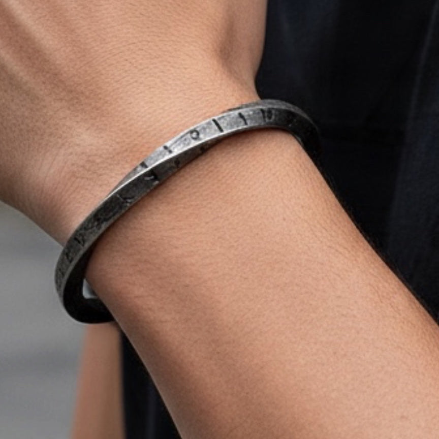 Pulsera Vikinga  con Runas Grabadas – Brazalete Nórdico de Estilo Ancestral