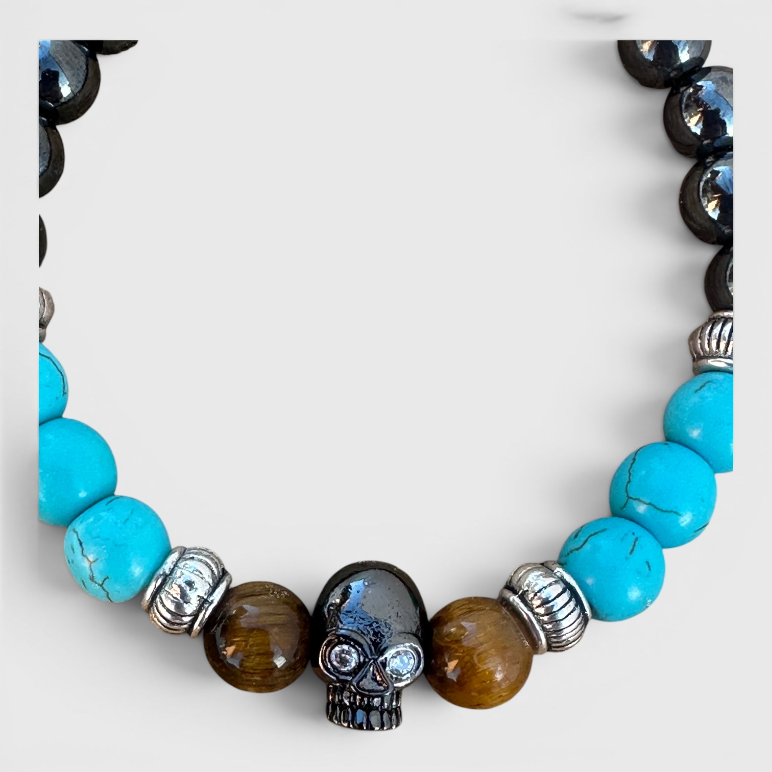 Pulsera de piedras energéticas con calavera central