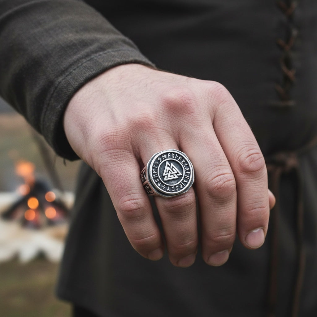 Anillo Vikingo de Acero con Valknut y Runas Nórdicas