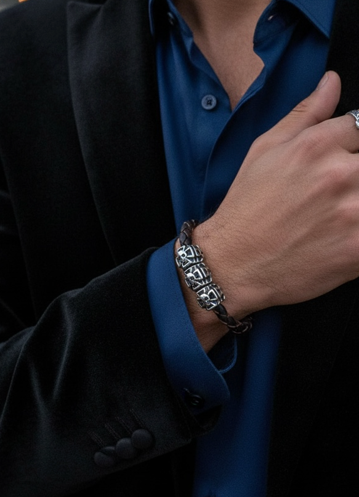 Pulsera de Piel con Calaveras: Estilo Rebelde