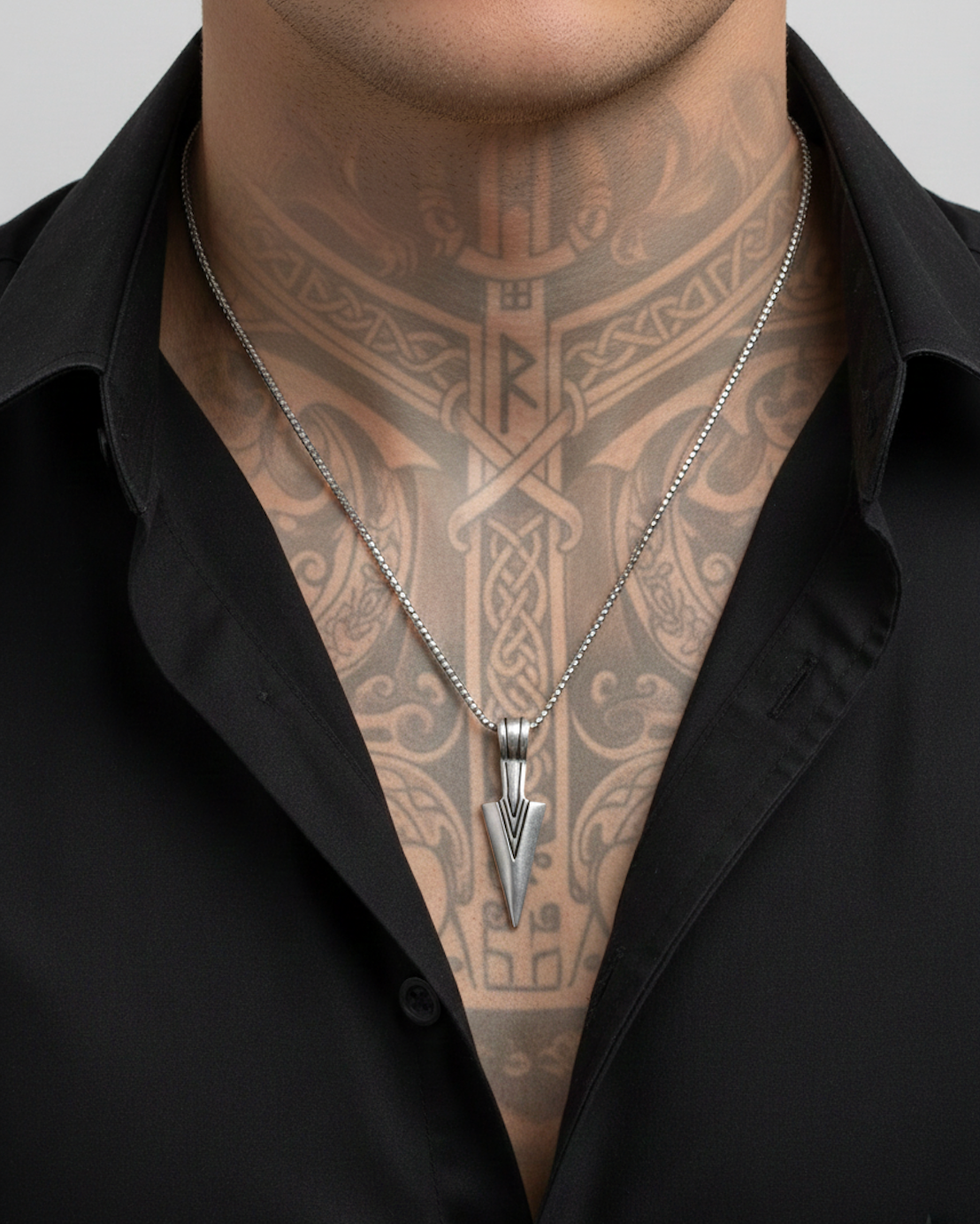 Colgante Flecha Nórdica: Fuerza, Dirección y Protección