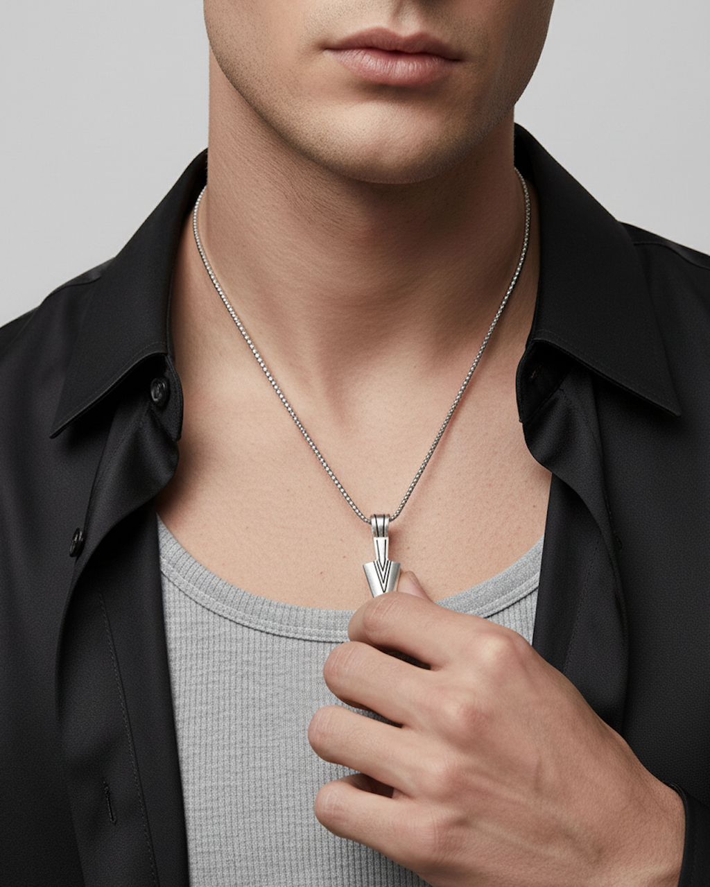 Colgante Flecha Nórdica: Fuerza, Dirección y Protección