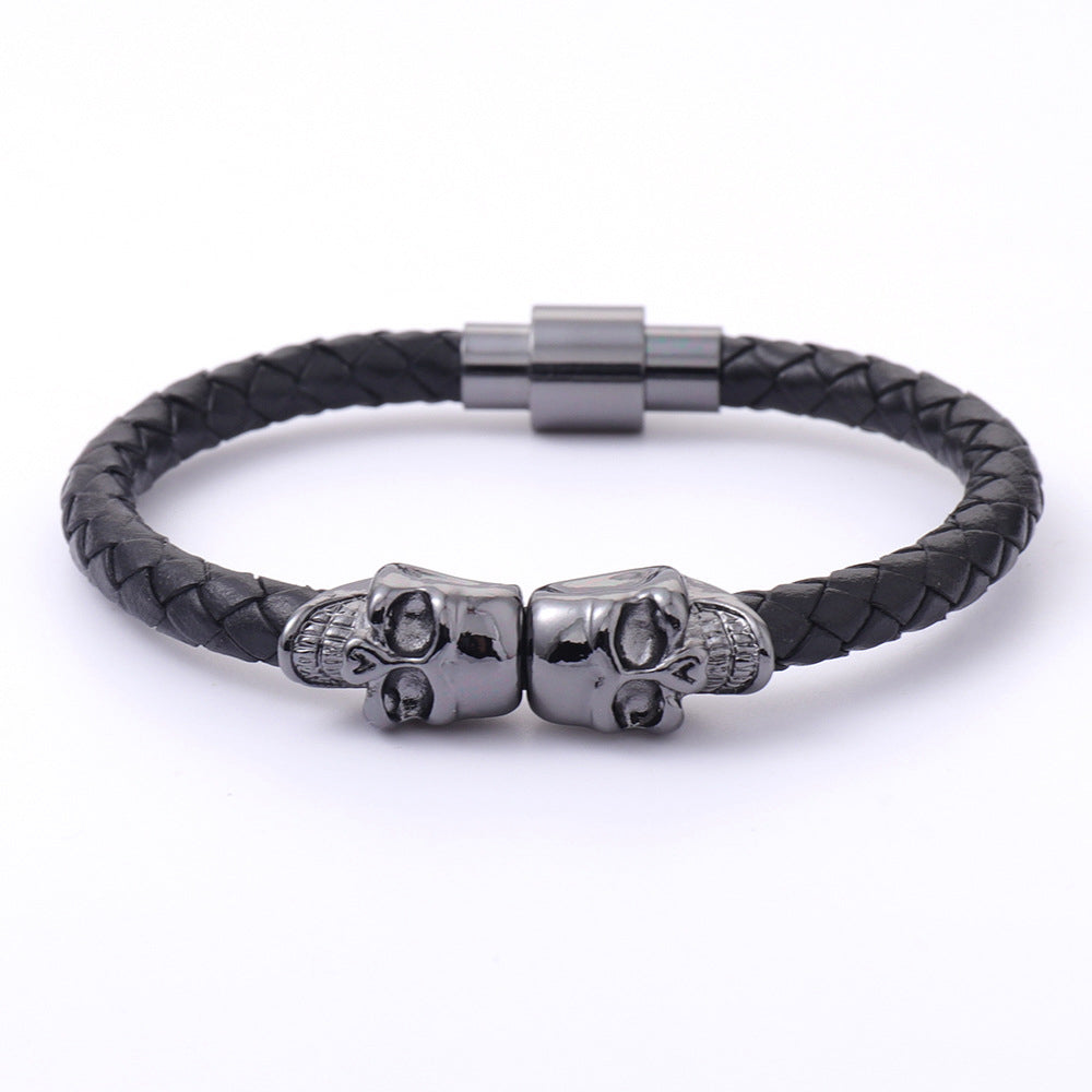 Pulsera de Cuero sintétic Negro con Cráneos Metálicos – Estilo Rock y Moda Alternativa