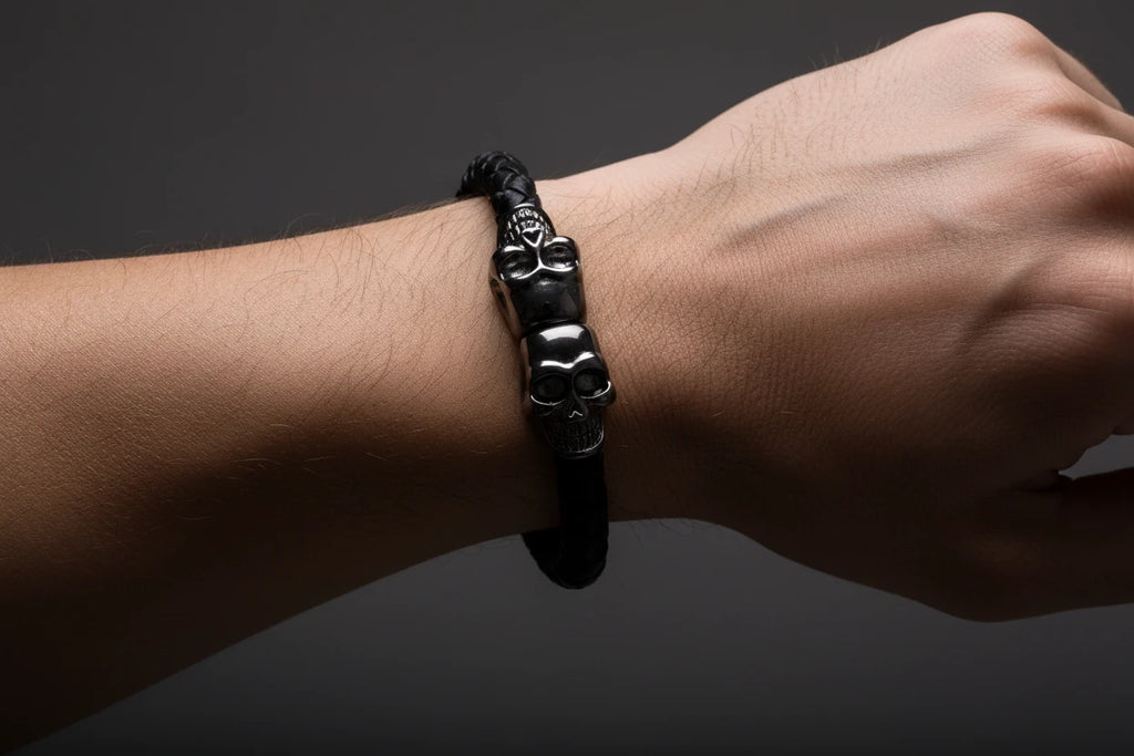 Pulsera de Cuero sintétic Negro con Cráneos Metálicos – Estilo Rock y Moda Alternativa