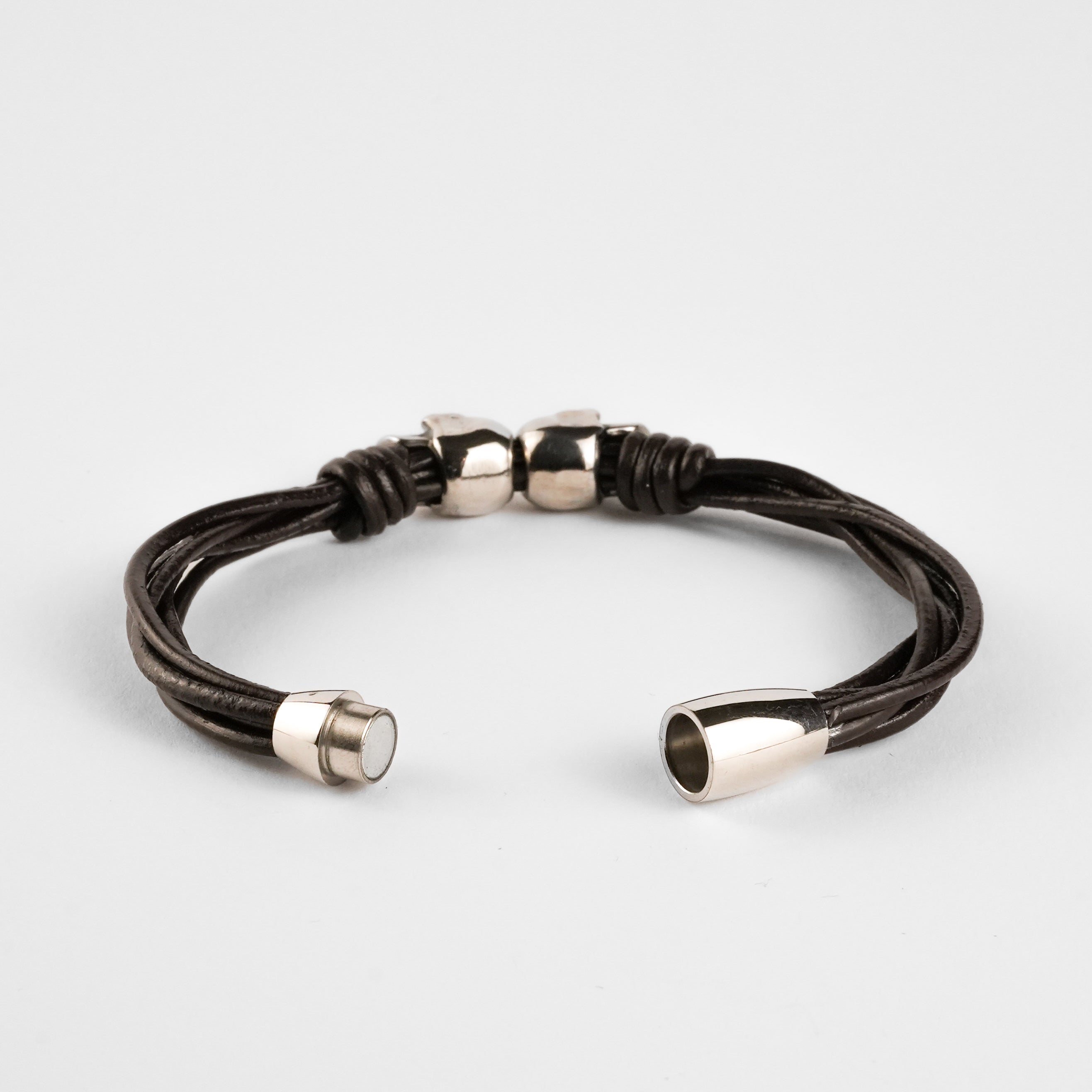 Pulsera Urbana de Cuero Trenzado y Acero Inoxidable con Calaveras