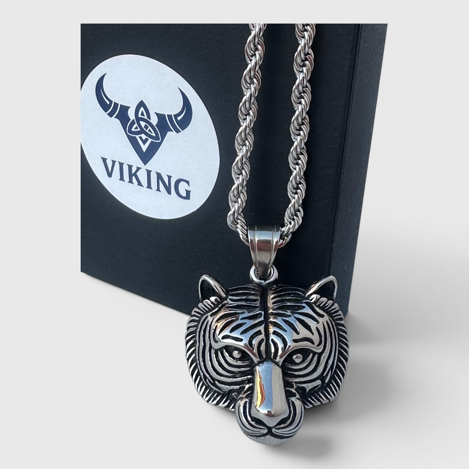 Collar de Acero con Cabeza de Tigre: Fuerza, Estilo y Significado