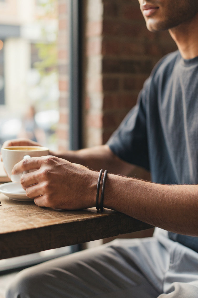 Pulsera de Piel y Acero Inoxidable – Estilo Moderno y Elegante para Hombre